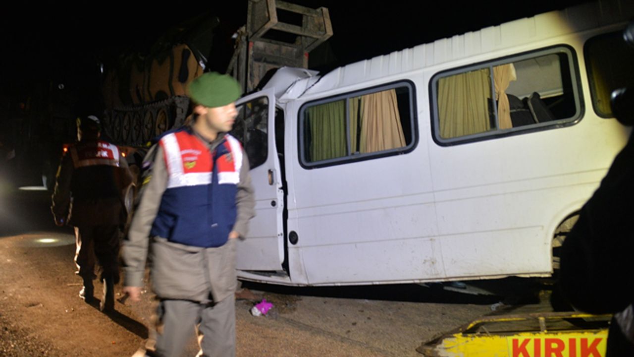 Tarım işçilerini taşıyan minibüs, askeri TIR'a çarptı: 3 ölü