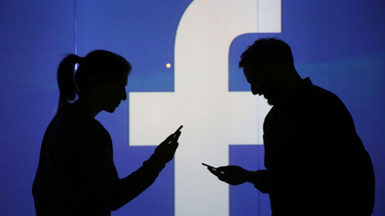 Facebook, kullanıcıların telefon konuşmalarını ve SMS'lerini de kaydetmiş