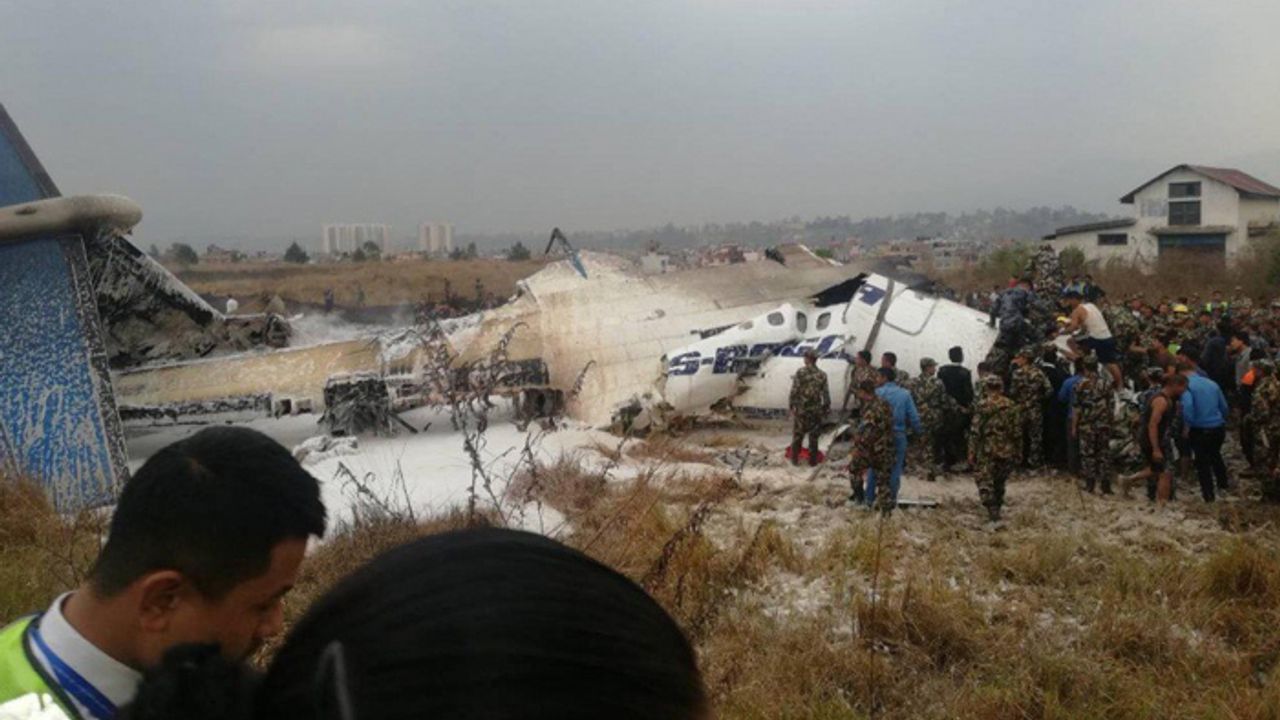 Nepal'de yolcu uçağı düştü: 40 yolcu hayatını kaybetti