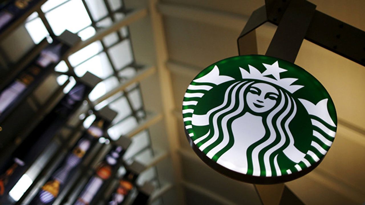 Starbucks, sipariş vermek için arkadaşlarını bekleyen müşterileri gözaltına aldırdı