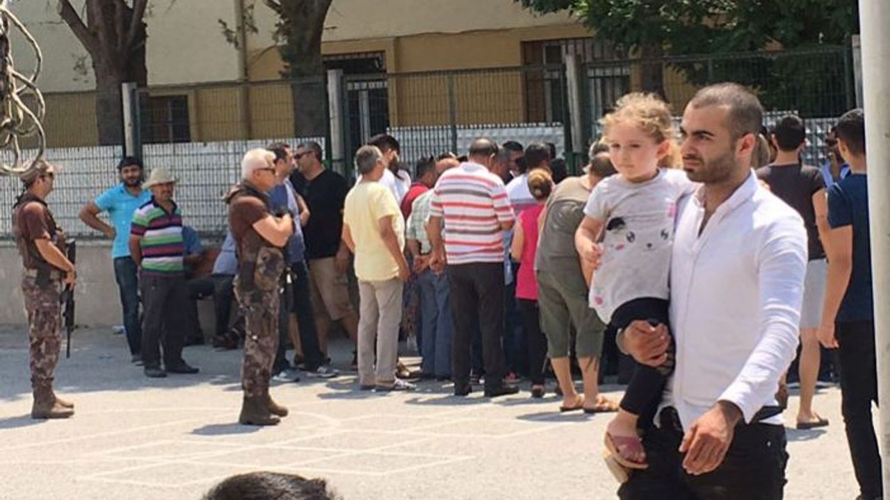 Emniyet, AKP Milletvekili sandıkları gezerken okulu boşalttırdı