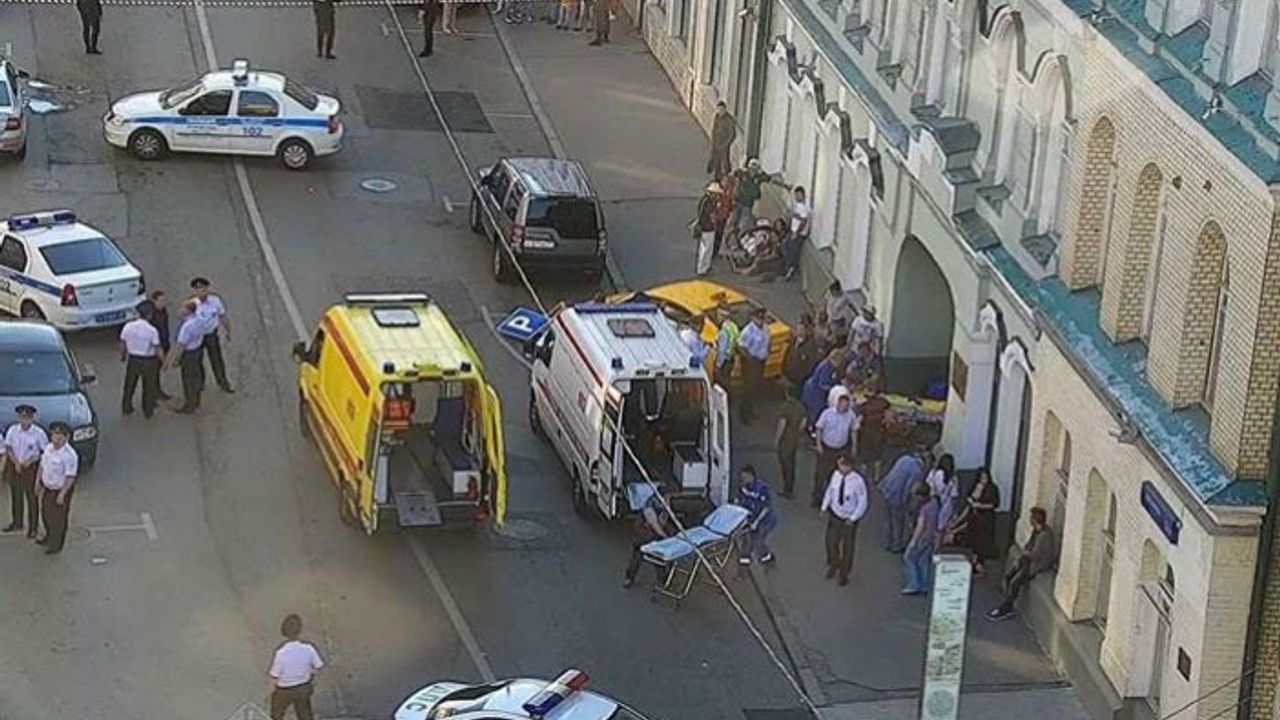 Moskova’da taksi kalabalığın arasına daldı: Yaralılar var