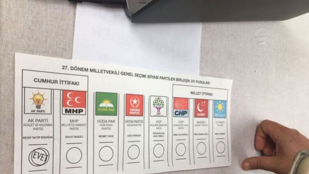Paris'te  'AKP mühürlü oy pusulası iddiası' asılsız çıktı