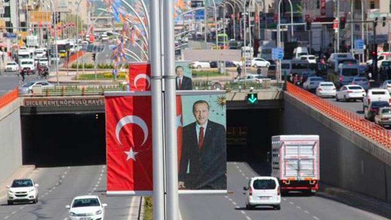 Erdoğan’ın posterlerinin kaldırılması kararı iptal edildi