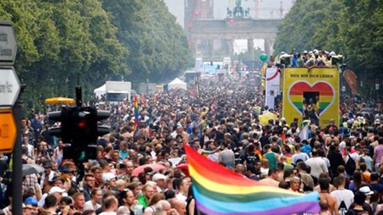 Berlin'deki Onur Yürüyüşü’ne 500 bin kişi katıldı
