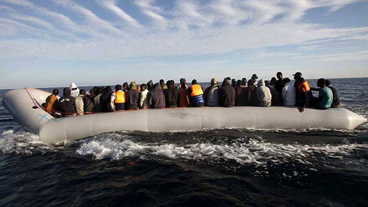 İtalya ve Malta'nın liman açmadığı 450 göçmen denizde mahsur