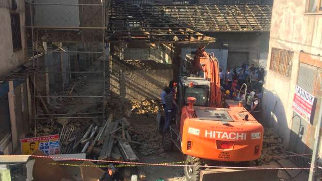 Restorasyon sırasında duvar yıkıldı: 1 işçi hayatını kaybetti