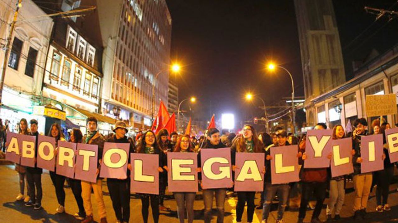 Şili'de kürtaj hakkı eyleminde üç kadın bıçaklandı