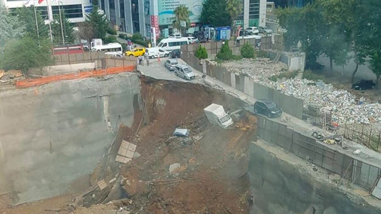 Ümraniye'de de istinat duvarı çöktü: Araçlar çukura yuvarlandı