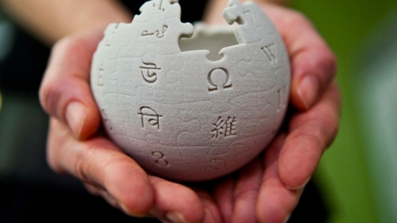 Wikipedia AB'yi protesto ediyor; üç dildeki yayın durduruldu