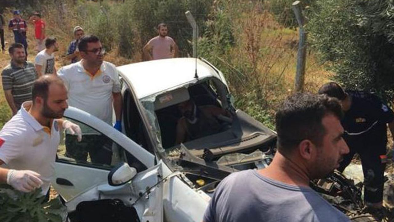İzmir'de tren otomobile çarptı: 1'i ağır 2 yaralı