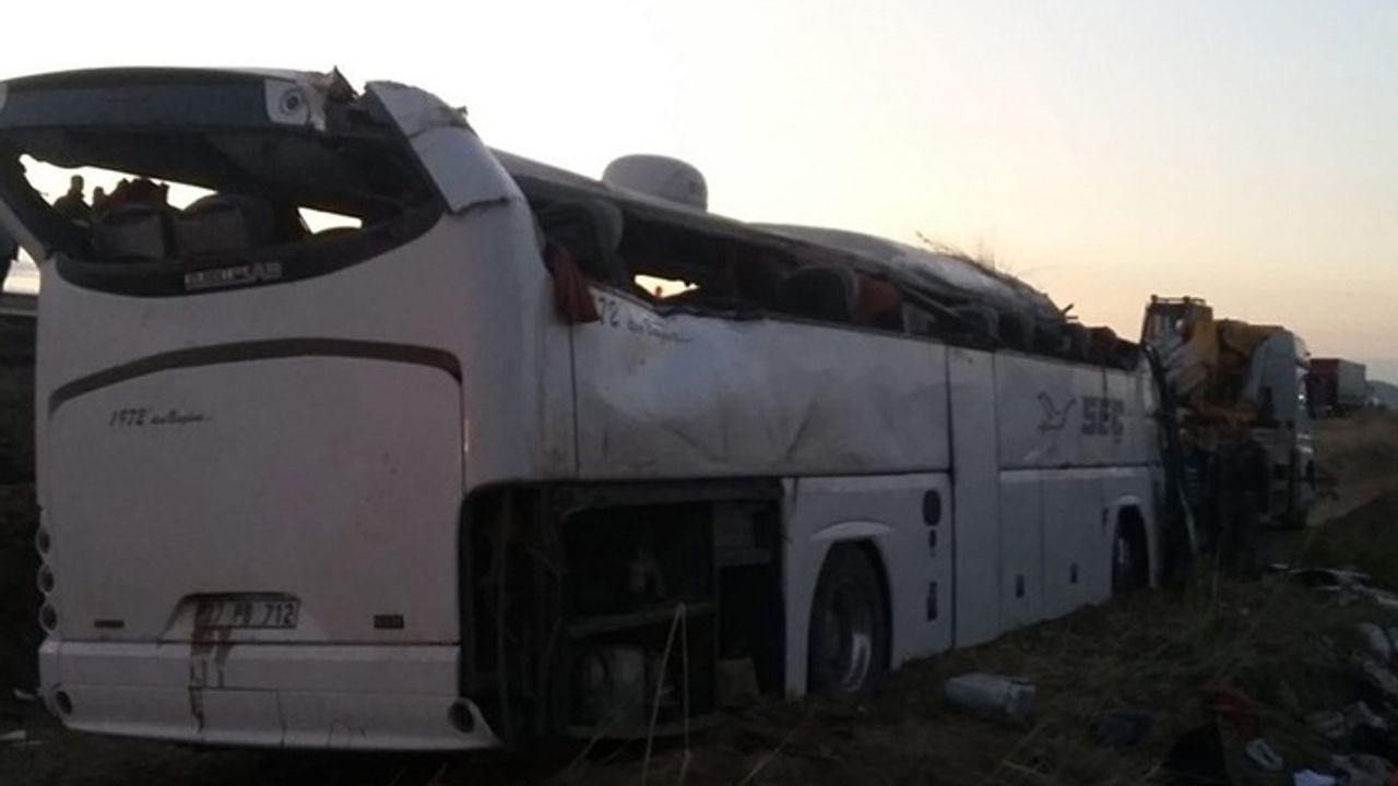 Aksaray'da yolcu otobüsü devrildi: Ölü ve yaralılar var