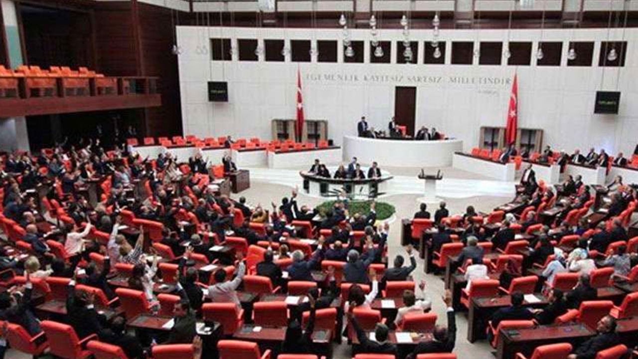 AKP'li Öztürk: Muhalefetin önergelerinin içeriğine katılsak da reddediyoruz