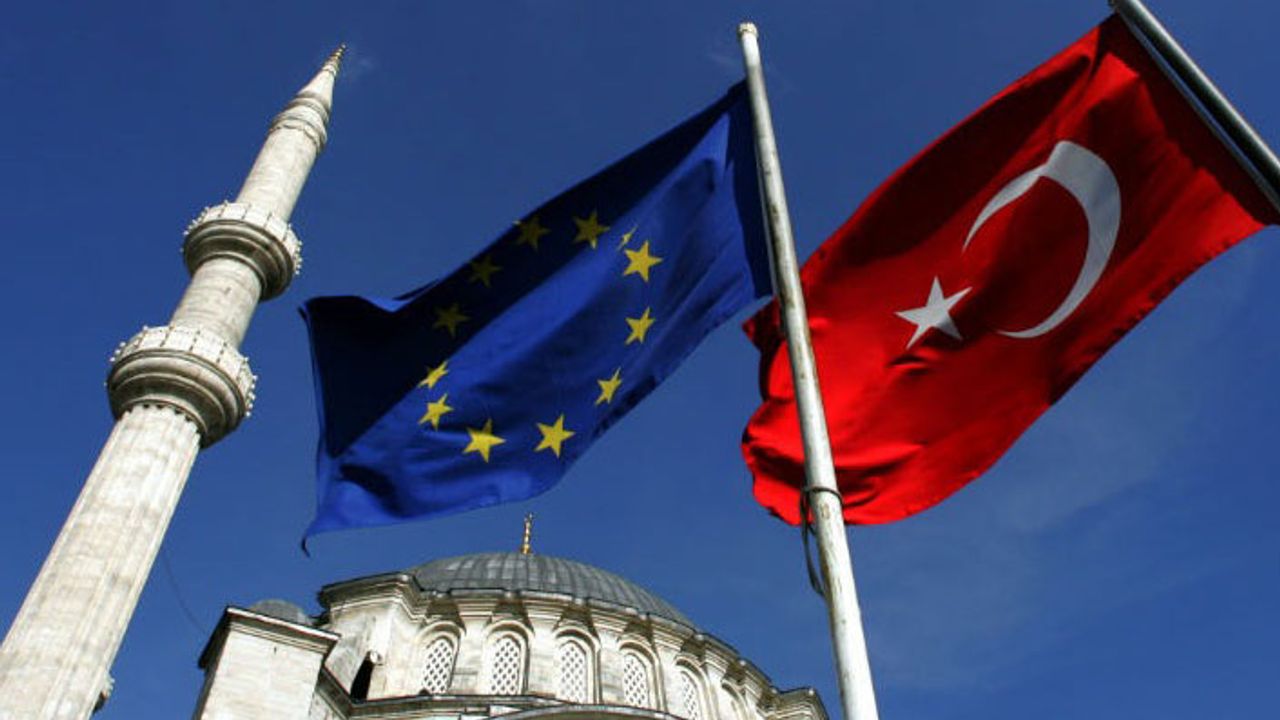AB'den Türkiye'ye vize muafiyeti mesajı