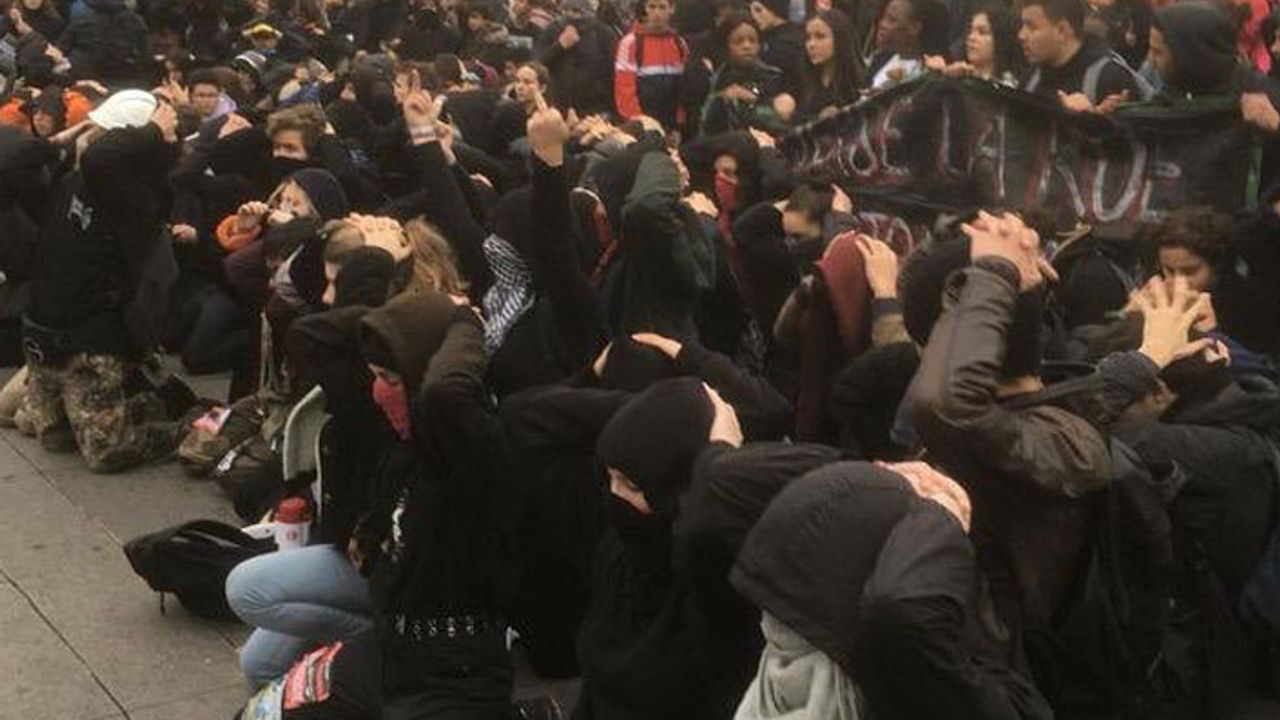 Fransa'da liselilere yönelik polis şiddeti protesto edildi