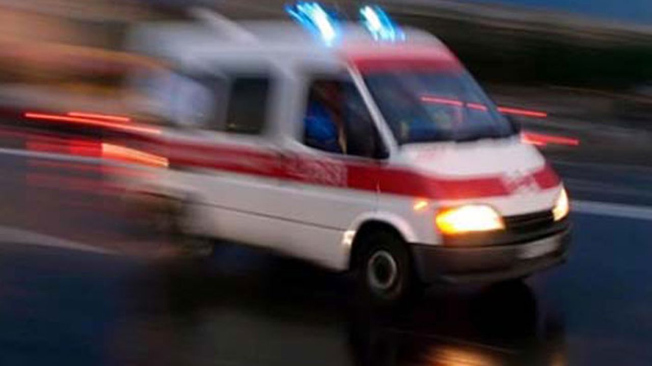 Van'da işçileri taşıyan kamyonet devrildi