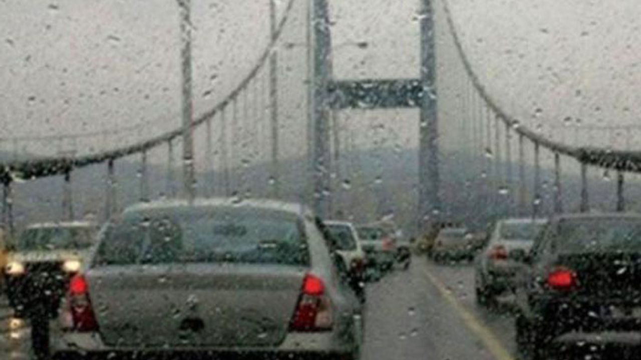 İstanbul'da yağış başladı: Trafik yoğunluğu yüzde 81'e ulaştı