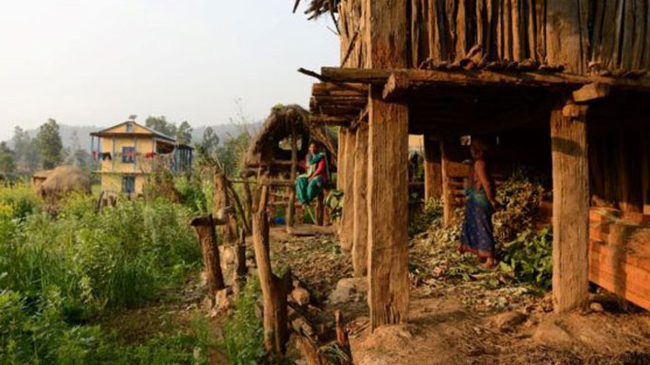 Nepal’de ‘âdet kulübesinde’ ateş yakan kadın, dumandan zehirlenerek hayatını kaybetti