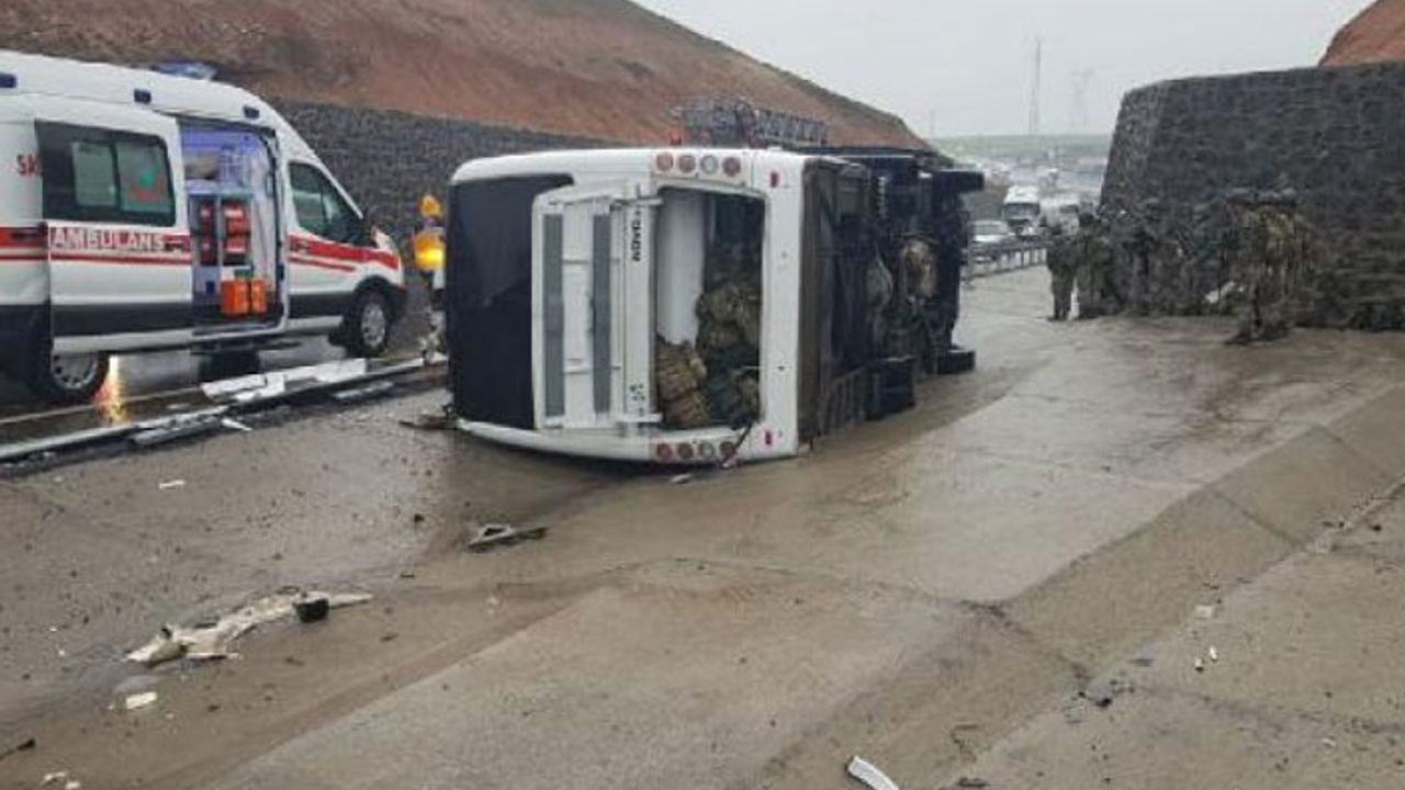 Şırnak’ta askeri araç devrildi: Bir asker yaşamını yitirdi, 20 asker yaralı