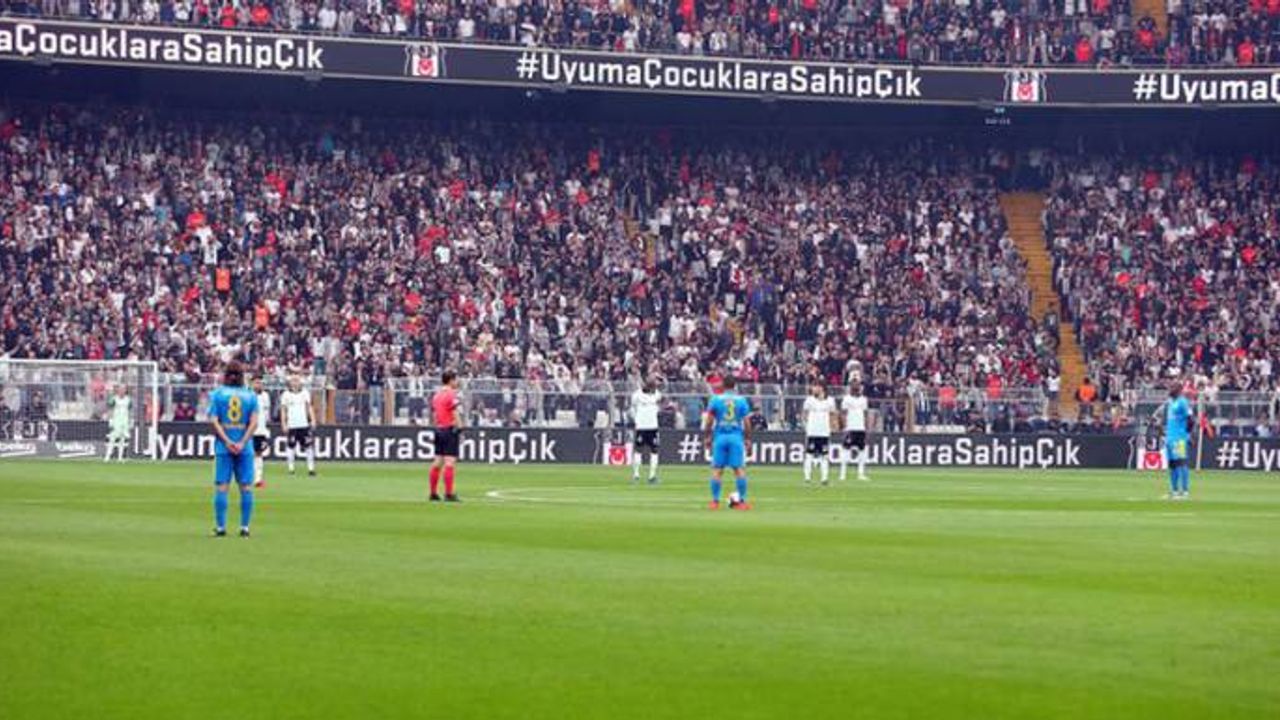 Beşiktaş - Ankaragücü maçında çocuk istismarı protestosu