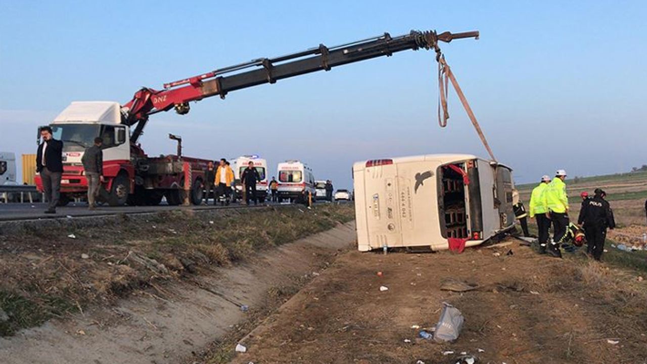 Denizli'de yolcu otobüsü devrildi: 2 ölü, 22 yaralı