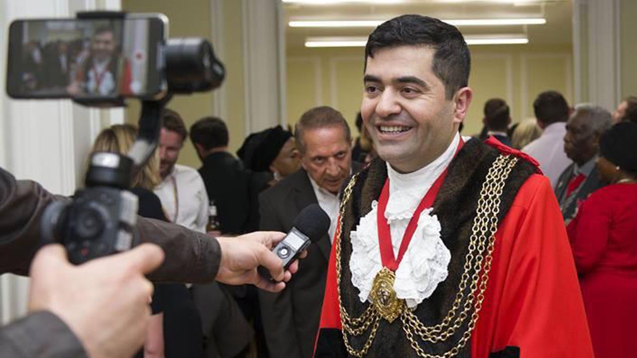 Londra’nın Lambeth ilçesine belediye başkanı seçilen İbrahim Doğuş görevi devraldı