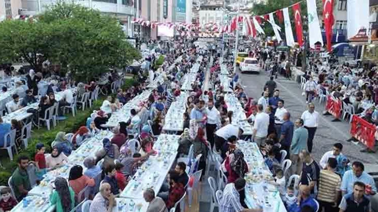 AKP'li belediye, iftar yemeğine 1 milyon, mehter takımına 163 bin lira harcamış