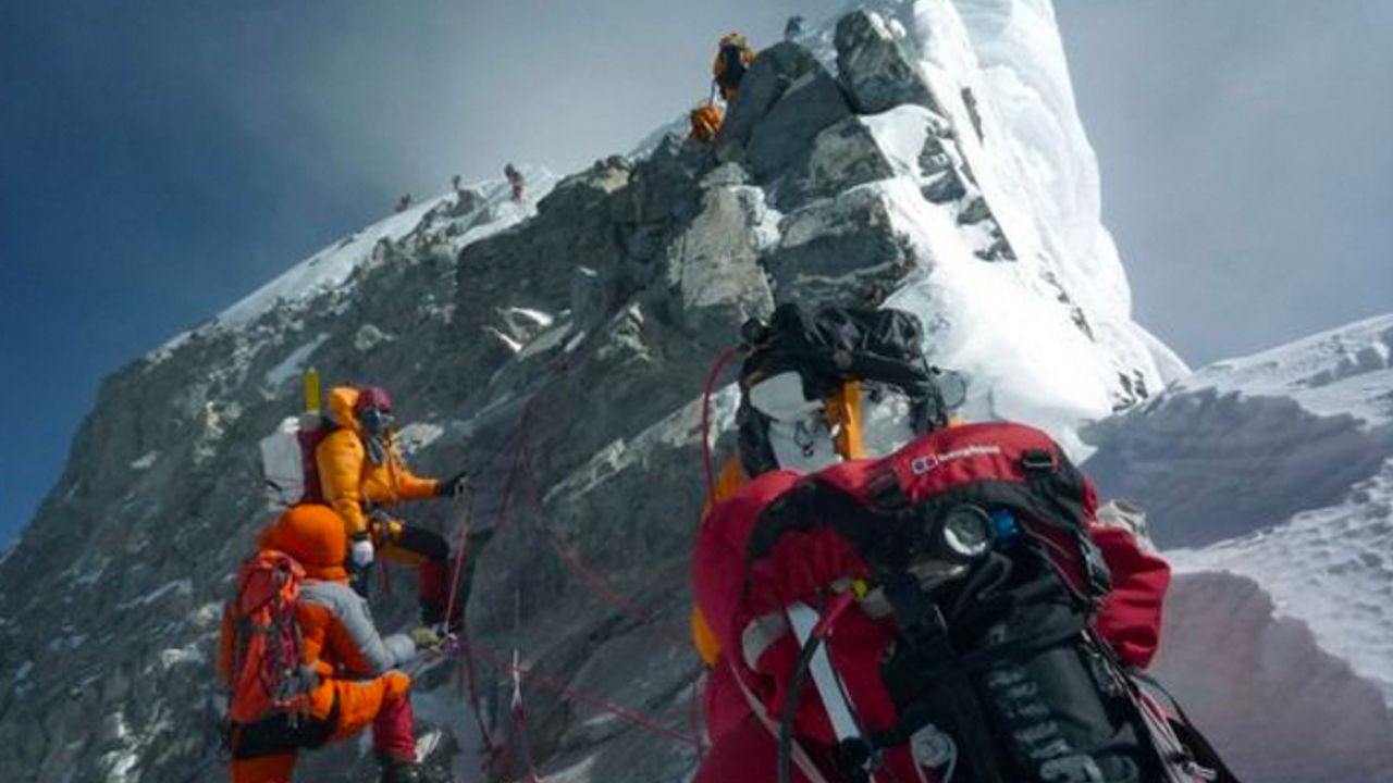 Everest'te dağcı ölümleri: 'İnsanlar cesetleri çiğneyerek tırmanıyor'
