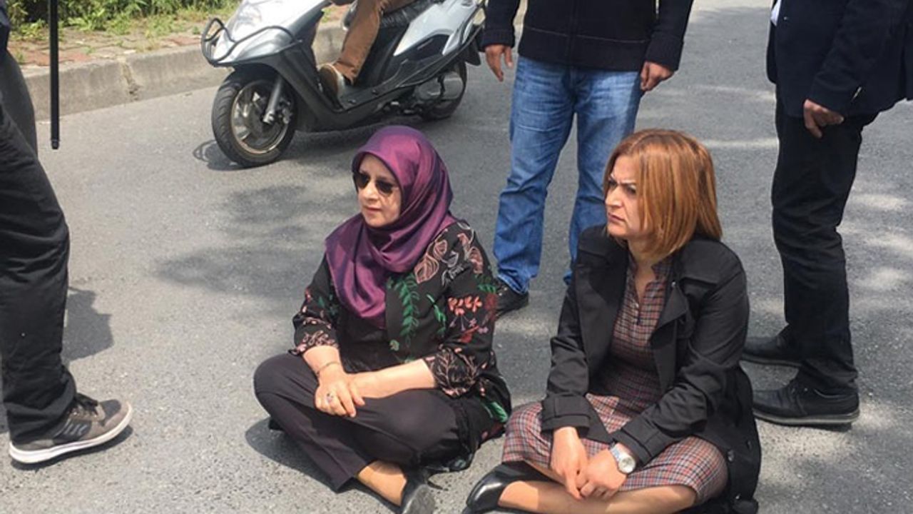 Tutuklu anneleri gözaltına alındı, HDP'li vekiller oturma eylemi başlattı