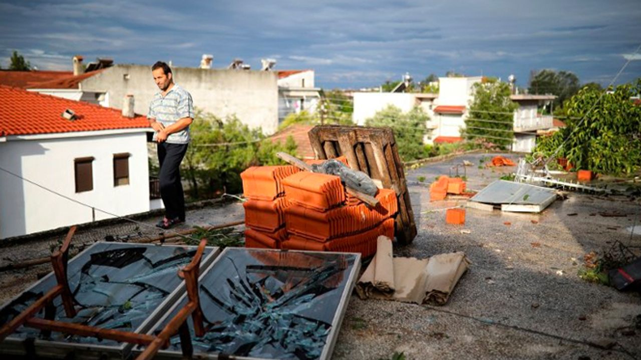 Yunanistan'da fırtına: Altı turist öldü