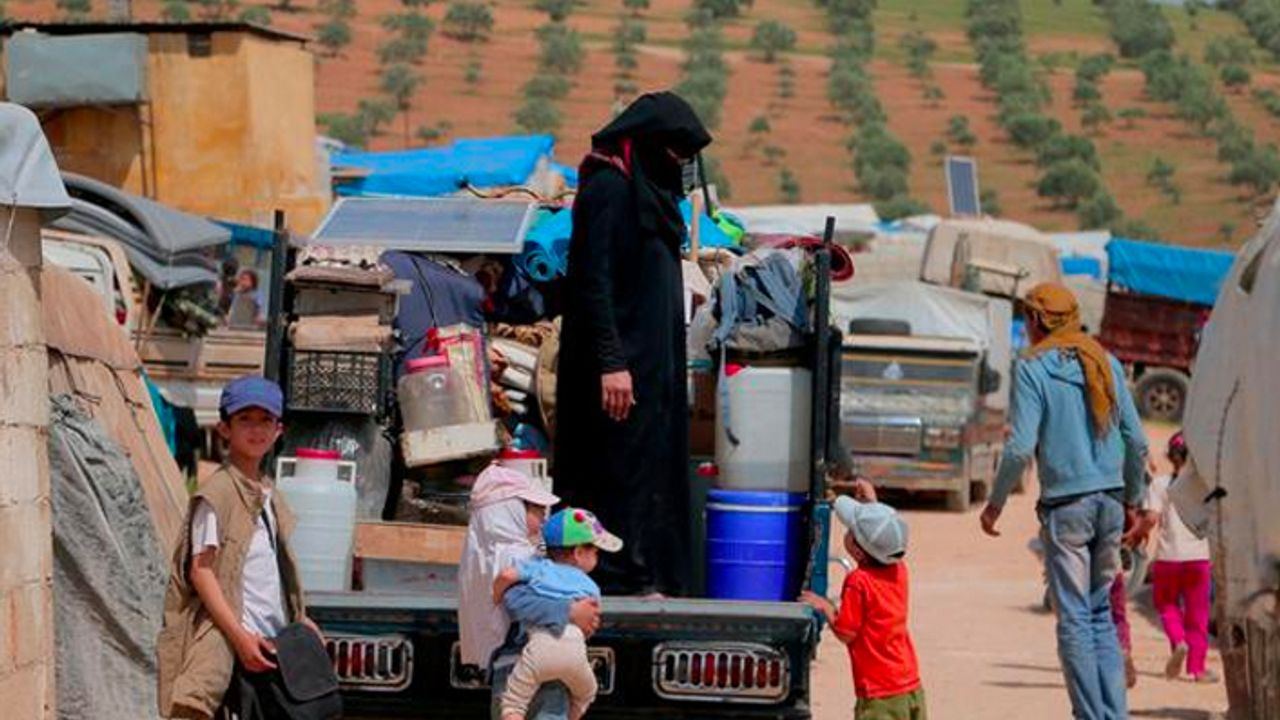 On binlerce Suriyeli Türkiye sınırına doğru ilerliyor