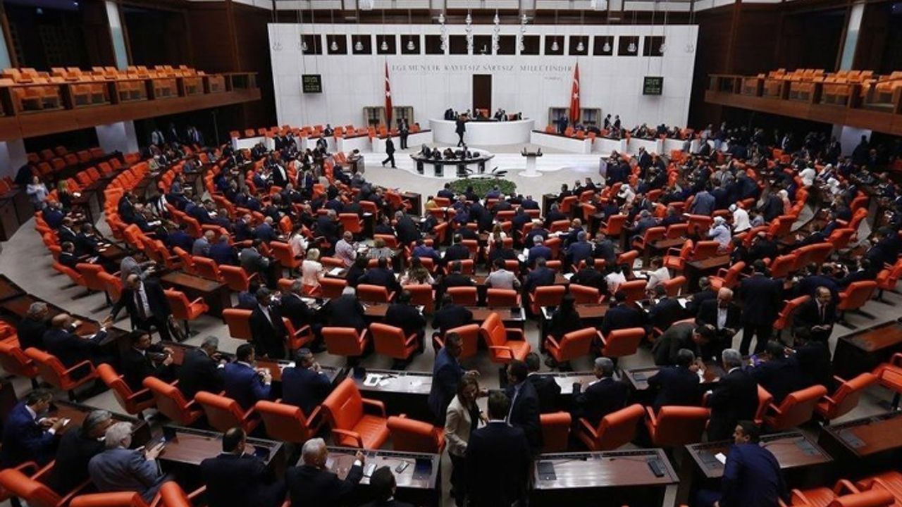 Meclis 7’si HDP'li vekillere ait 75 fezleke ile açıldı