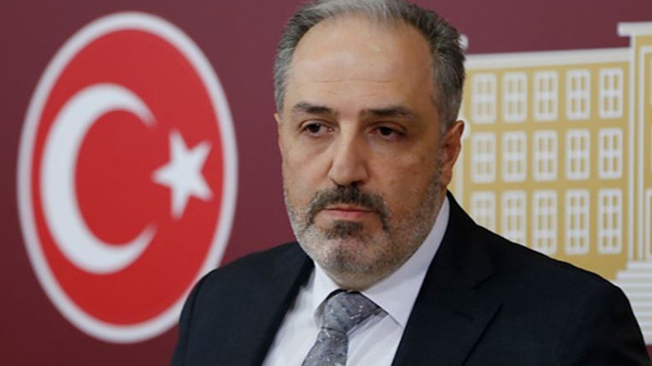 Mustafa Yeneroğlu, Erdoğan'ın talebi üzerine AKP'den istifa etti