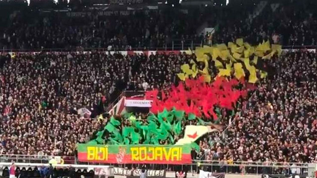 St Pauli taraftarları 'Bijî Rojava' pankartı açtı