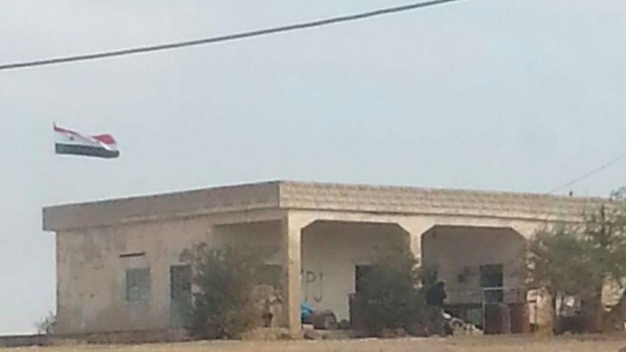 Suriye Ordusu Kobani'de sınır kapısına Suriye bayrağını astı