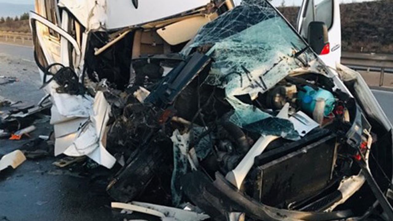 Bursaspor taraflarını taşıyan minibüs kaza yaptı: 17 yaralı