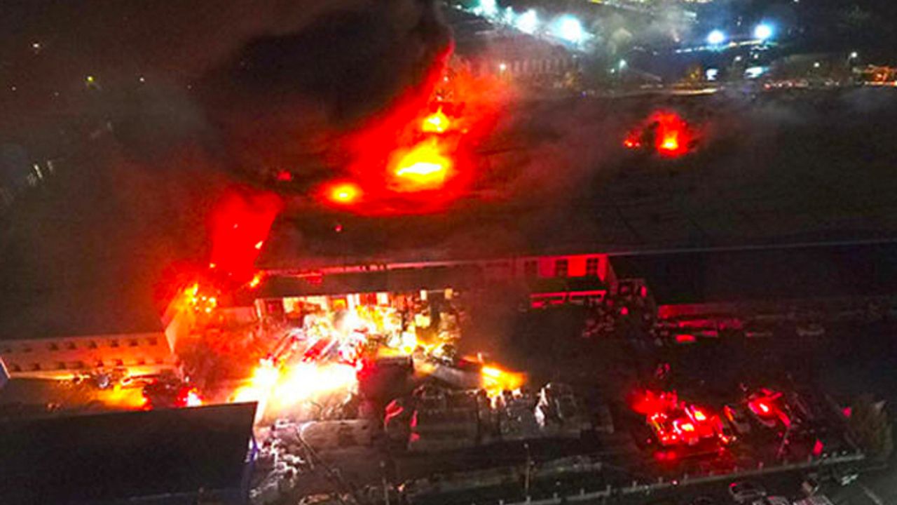 Bünyesinde 300 kişinin çalıştığı fabrika yandı