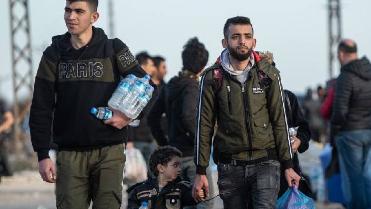Sınırdaki Suriyeliler koronavirüs endişesiyle evlerine dönmeye başladı