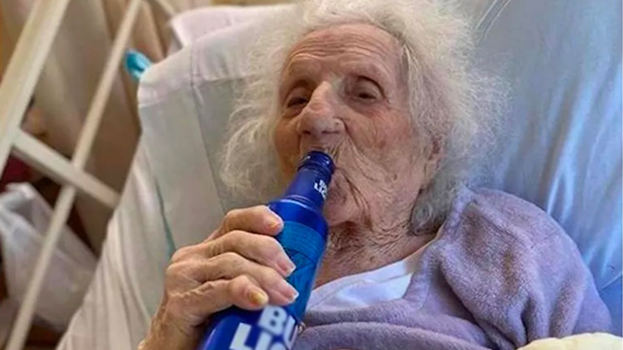 103 yaşında koronavirüsü yendi, ilk isteği bira oldu