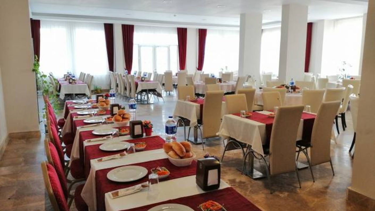 'Restoranlar için sosyal mesafe kuralları belli sandalyeler arası 60 cm, masalar arası 1.5 m'