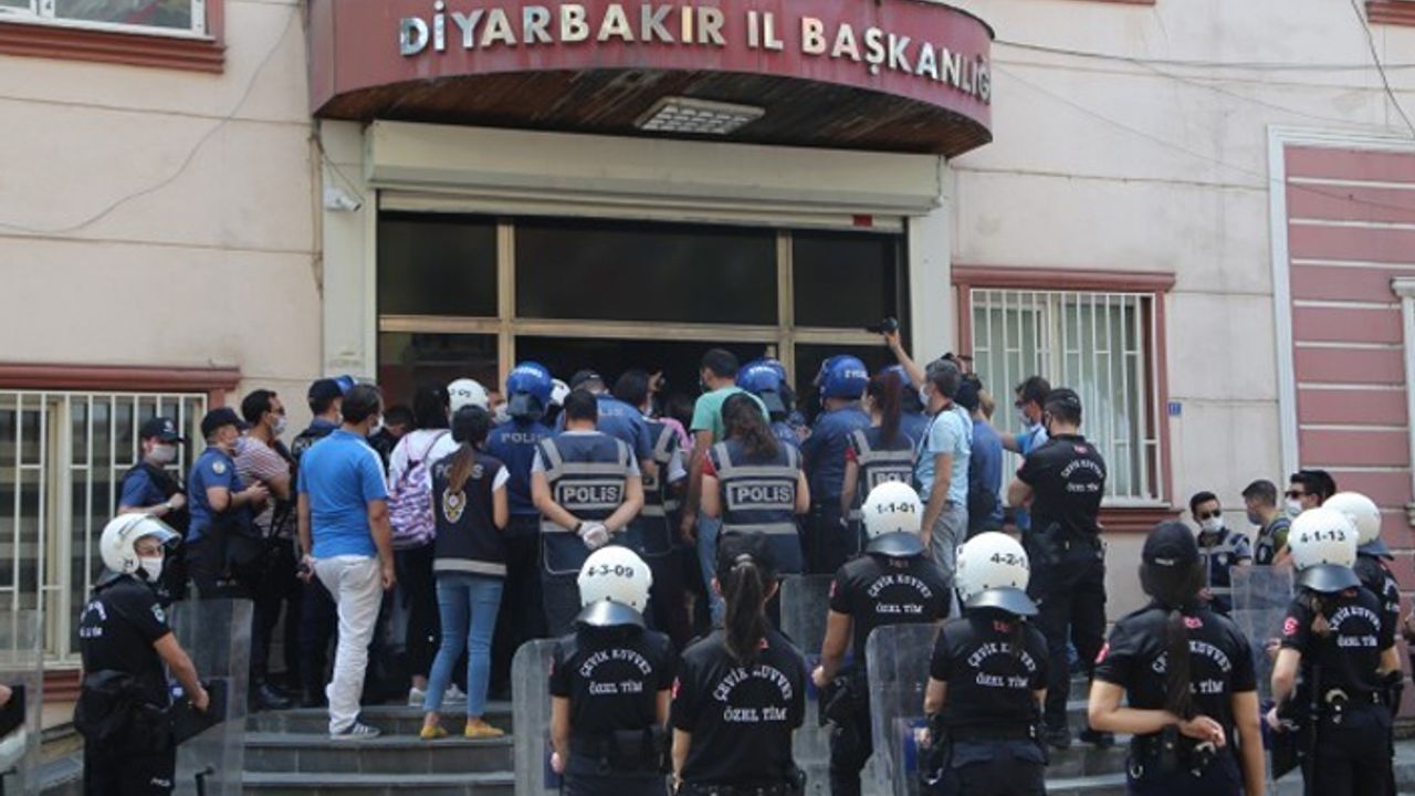 Diyarbakır’da '3 ismin vekilliğinin düşürülmesi' protestosu: Polis müdahale etti