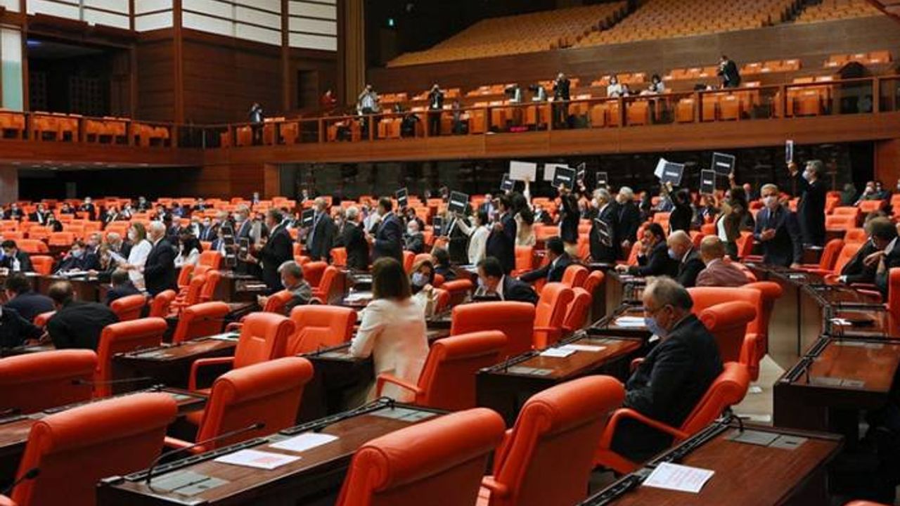 Meclis protestolar nedeniyle kapatıldı