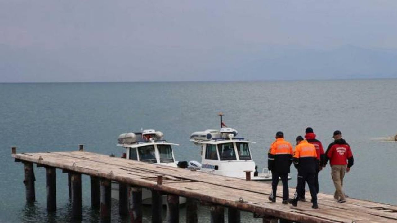 Van Gölü'nde göçmen teknesi battı: 6 kişi öldü, 50 civarında kişi ise kayıp olabilir