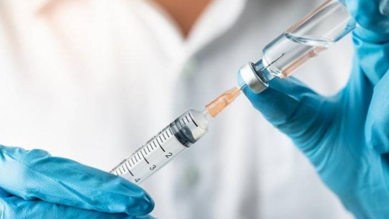 Oxford Üniversitesi ile AstraZeneca Kovid-19 aşısının klinik denemelerine devam edecek