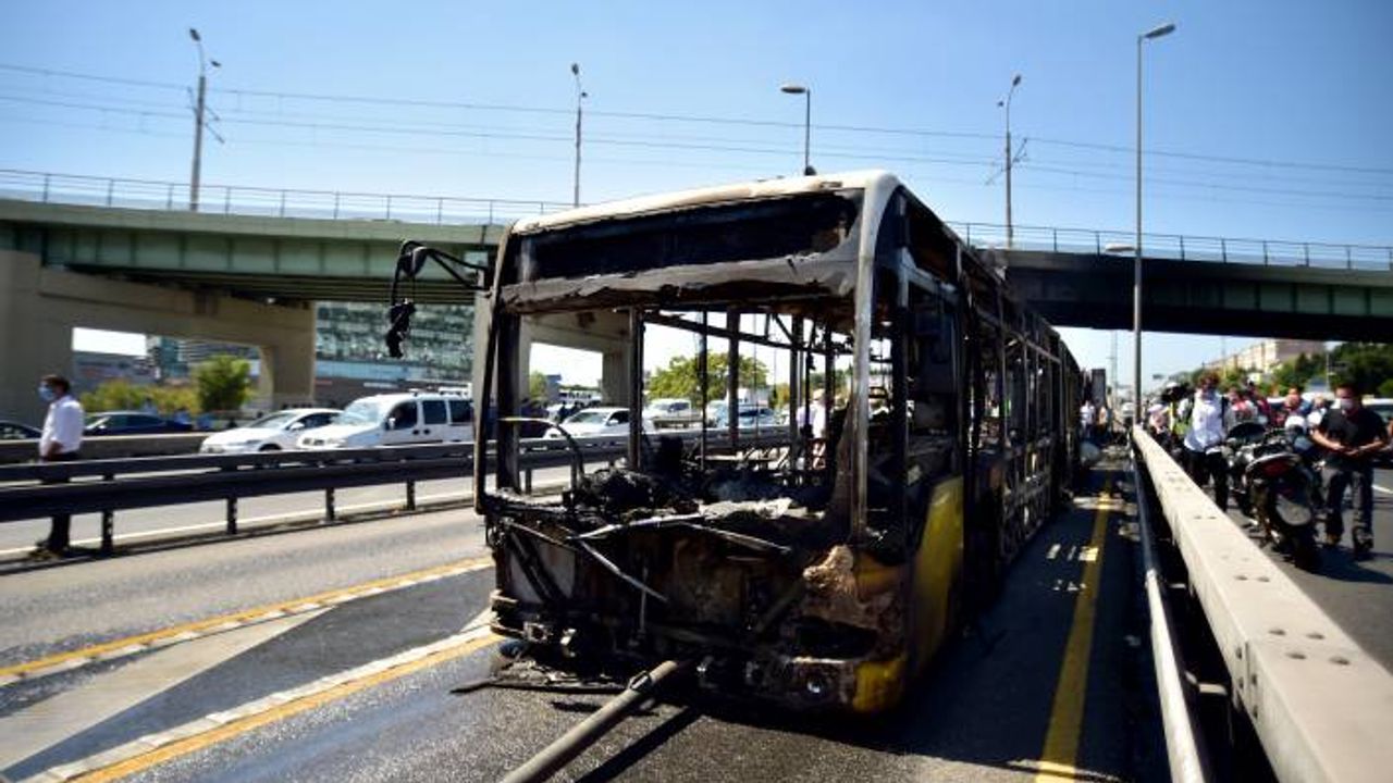 İstanbul, Zeytinburnu'nda bir metrobüs alev alev yandı