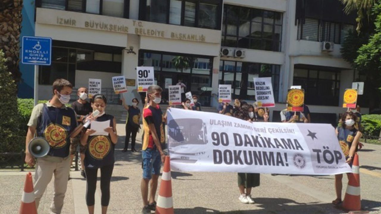 İzmir Büyükşehir Belediyesi önünde ulaşım zammı protestosu