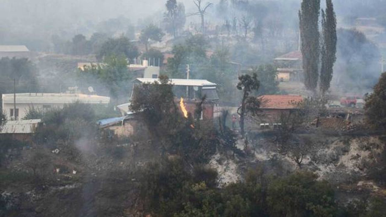 Manisa'da orman yangını: 3 mahalle tahliye edildi