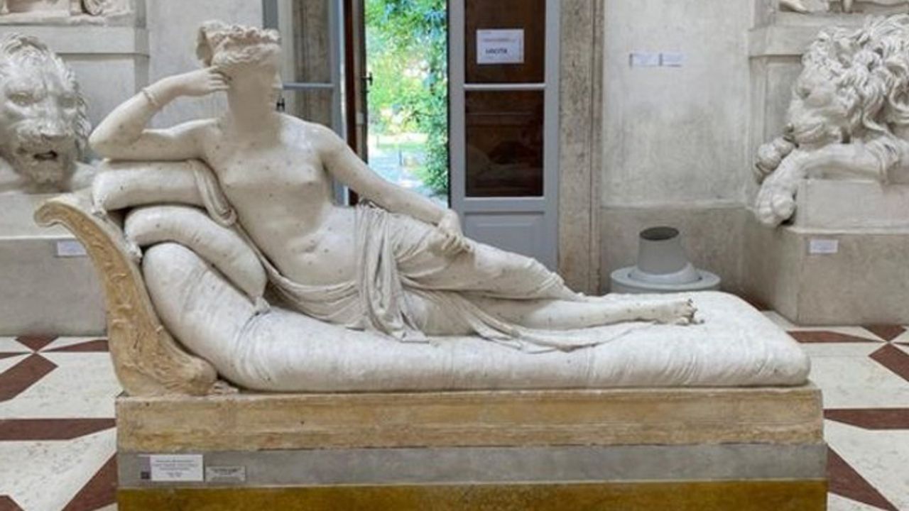 Selfie çekerken neo-klasik heykeli kırdı