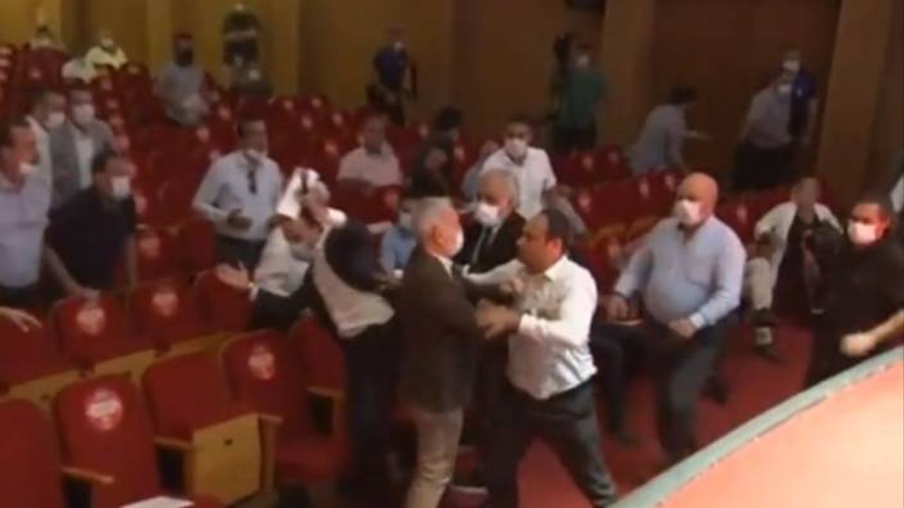 Adana'da belediye meclis toplantısında kavga çıktı