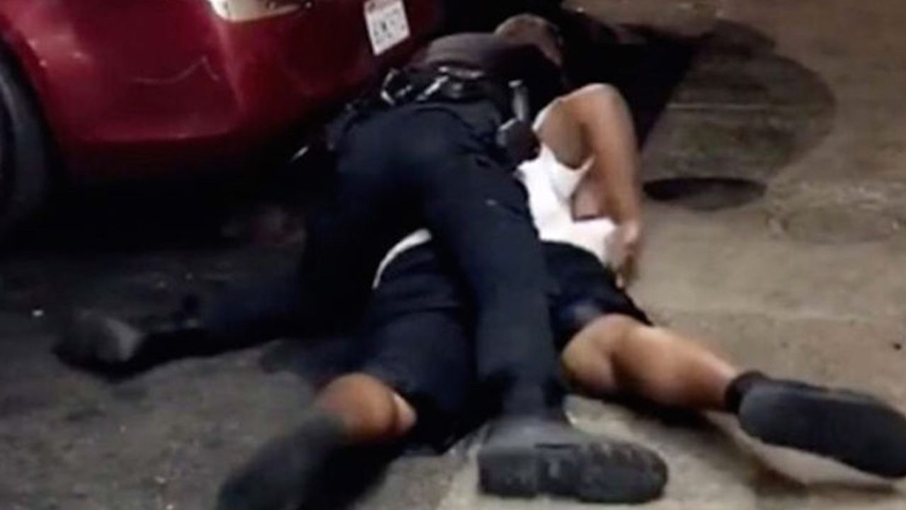 ABD polisi bir siyahı yakın mesafeden silahla vurarak öldürdü